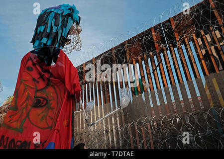 5 mai 2019 - Nogales, Arizona, États-Unis - le 5 mai 2019- Nogales, Arizona- Artistes de porter au-delà du mur à la frontière des marionnettes massif mur qui sépare Nogales, Arizona de Nogales, Mexique. L'organisation a été créée il y a deux ans, de créer des expériences d'art et des événements qui célèbrent la culture de la périphérie. Leur objectif est de changer la narration que beaucoup de gens aux États-Unis, entendre parler de la région. Les députés des deux côtés de la frontière mur saluent dans la clôture qui est devenue encore plus à controverse après que le Président a ordonné aux troupes d'atout de la frontière sud. La c Banque D'Images