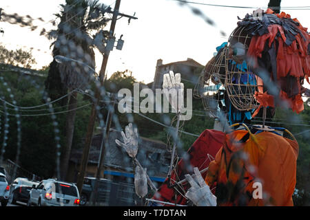 5 mai 2019 - Nogales, Arizona, États-Unis - le 5 mai 2019- Nogales, Arizona- Artistes de porter au-delà du mur à la frontière des marionnettes massif mur qui sépare Nogales, Arizona de Nogales, Mexique. L'organisation a été créée il y a deux ans, de créer des expériences d'art et des événements qui célèbrent la culture de la périphérie. Leur objectif est de changer la narration que beaucoup de gens aux États-Unis, entendre parler de la région. Les députés des deux côtés de la frontière mur saluent dans la clôture qui est devenue encore plus à controverse après que le Président a ordonné aux troupes d'atout de la frontière sud. La c Banque D'Images