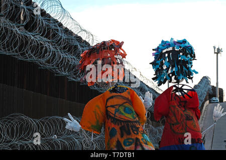 5 mai 2019 - Nogales, Arizona, États-Unis - le 5 mai 2019- Nogales, Arizona- Artistes de porter au-delà du mur à la frontière des marionnettes massif mur qui sépare Nogales, Arizona de Nogales, Mexique. L'organisation a été créée il y a deux ans, de créer des expériences d'art et des événements qui célèbrent la culture de la périphérie. Leur objectif est de changer la narration que beaucoup de gens aux États-Unis, entendre parler de la région. Les députés des deux côtés de la frontière mur saluent dans la clôture qui est devenue encore plus à controverse après que le Président a ordonné aux troupes d'atout de la frontière sud. La c Banque D'Images