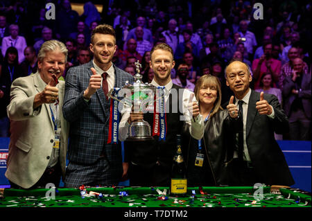 Théâtre Crucible, Sheffield, Royaume-Uni. 6 mai, 2019. Betfred World Snooker Championship Final, John Higgins et Judd Trump ; Judd Trump (FRA) le trophée du Championnat du Monde de levage avec son père Steve, frère Jack, mère Georgina et manager Django Fung après avoir battu John Higgins (SCO) par 18 images à 9 Crédit : Action Plus Sport/Alamy Live News Banque D'Images