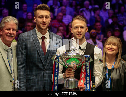 Théâtre Crucible, Sheffield, Royaume-Uni. 6 mai, 2019. Betfred World Snooker Championship Final, John Higgins et Judd Trump ; Judd Trump (FRA) avec son père Steve, frère, Jack et sa mère Georgina soulevant le trophée du Championnat du monde après avoir battu John Higgins (SCO) par 18 images à 9 Crédit : Action Plus Sport/Alamy Live News Banque D'Images