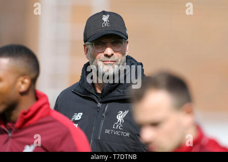 Liverpool, Royaume-Uni. 06 mai, 2019. Manager de Liverpool Jurgen Klopp regarde sur. Ligue des Champions, la formation de l'équipe du Liverpool FC, Liverpool FC à Melwood formation du sol à Liverpool le lundi 6 mai 2019. L'équipe de formation de demain sont avant le match contre Barcelone. Ce droit ne peut être utilisé qu'à des fins rédactionnelles. Editorial uniquement. Photos par Chris Stading/Andrew Orchard la photographie de sport/Alamy live news Crédit : Andrew Orchard la photographie de sport/Alamy Live News Banque D'Images