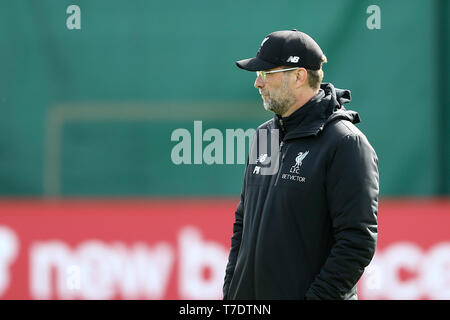 Liverpool, Royaume-Uni. 06 mai, 2019. Manager de Liverpool Jurgen Klopp regarde sur. Ligue des Champions, la formation de l'équipe du Liverpool FC, Liverpool FC à Melwood formation du sol à Liverpool le lundi 6 mai 2019. L'équipe de formation de demain sont avant le match contre Barcelone. Ce droit ne peut être utilisé qu'à des fins rédactionnelles. Editorial uniquement. Photos par Chris Stading/Andrew Orchard la photographie de sport/Alamy live news Crédit : Andrew Orchard la photographie de sport/Alamy Live News Banque D'Images