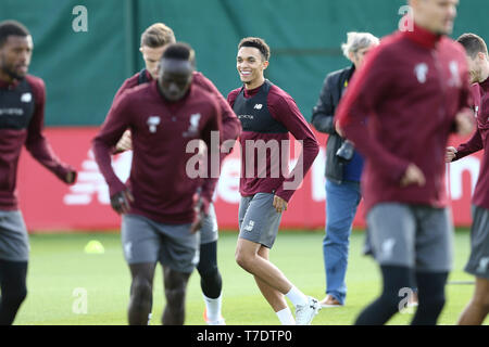 Liverpool, Royaume-Uni. 06 mai, 2019. Alexander-Arnold Trent de Liverpool (centre). Ligue des Champions, la formation de l'équipe du Liverpool FC, Liverpool FC à Melwood formation du sol à Liverpool le lundi 6 mai 2019. L'équipe de formation de demain sont avant le match contre Barcelone. Ce droit ne peut être utilisé qu'à des fins rédactionnelles. Editorial uniquement. Photos par Chris Stading/Andrew Orchard la photographie de sport/Alamy live news Crédit : Andrew Orchard la photographie de sport/Alamy Live News Banque D'Images