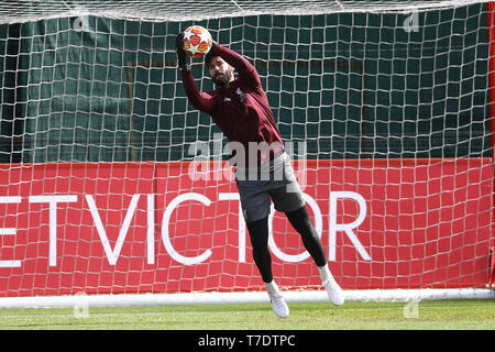 Liverpool, Royaume-Uni. 06 mai, 2019. Gardien de Liverpool Alisson Becker. Ligue des Champions, la formation de l'équipe du Liverpool FC, Liverpool FC à Melwood formation du sol à Liverpool le lundi 6 mai 2019. L'équipe de formation de demain sont avant le match contre Barcelone. Ce droit ne peut être utilisé qu'à des fins rédactionnelles. Editorial uniquement. Photos par Chris Stading/Andrew Orchard la photographie de sport/Alamy live news Crédit : Andrew Orchard la photographie de sport/Alamy Live News Banque D'Images