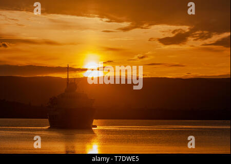 Bantry, West Cork, Irlande. 6 mai, 2019. Le soleil se couche derrière bateau de croisière 'Serenissima' comme elle se trouve à l'ancre dans la baie de Bantry, étant arrivé tôt ce matin. Elle navigue plus tard ce soir, le Crédit : Andy Gibson/Alamy Live News. Banque D'Images