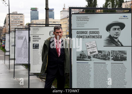 Sarajevo, Bosnie-Herzégovine (BiH). 6 mai, 2019. Un homme visite l'exposition "inventeurs roumains et leur contribution au patrimoine mondial de l' à Sarajevo, capitale de la Bosnie-Herzégovine (BiH), le 6 mai 2019. Une exposition, qui porte sur la contribution des inventeurs roumains au patrimoine mondial, a été inauguré le lundi dans la capitale de la Bosnie-Herzégovine de Sarajevo. Credit : Nedim Grabovica/Xinhua/Alamy Live News Banque D'Images