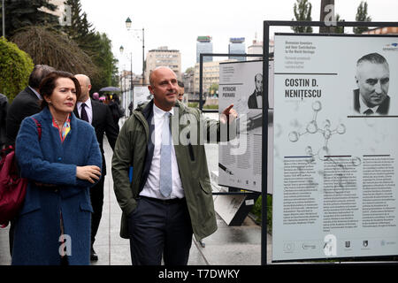 Sarajevo, Bosnie-Herzégovine (BiH). 6 mai, 2019. Personnes visitent l'exposition "inventeurs roumains et leur contribution au patrimoine mondial de l' à Sarajevo, capitale de la Bosnie-Herzégovine (BiH), le 6 mai 2019. Une exposition, qui porte sur la contribution des inventeurs roumains au patrimoine mondial, a été inauguré le lundi dans la capitale de la Bosnie-Herzégovine de Sarajevo. Credit : Nedim Grabovica/Xinhua/Alamy Live News Banque D'Images