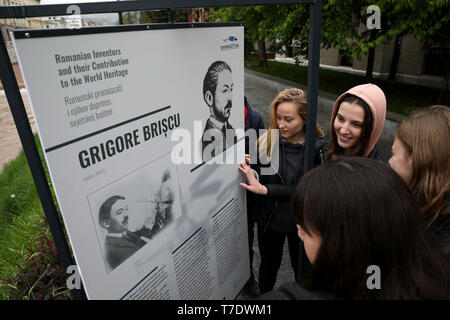 Sarajevo, Bosnie-Herzégovine (BiH). 6 mai, 2019. Personnes visitent l'exposition "inventeurs roumains et leur contribution au patrimoine mondial de l' à Sarajevo, capitale de la Bosnie-Herzégovine (BiH), le 6 mai 2019. Une exposition, qui porte sur la contribution des inventeurs roumains au patrimoine mondial, a été inauguré le lundi dans la capitale de la Bosnie-Herzégovine de Sarajevo. Credit : Nedim Grabovica/Xinhua/Alamy Live News Banque D'Images