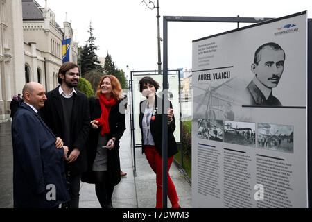 Sarajevo, Bosnie-Herzégovine (BiH). 6 mai, 2019. Personnes visitent l'exposition "inventeurs roumains et leur contribution au patrimoine mondial de l' à Sarajevo, capitale de la Bosnie-Herzégovine (BiH), le 6 mai 2019. Une exposition, qui porte sur la contribution des inventeurs roumains au patrimoine mondial, a été inauguré le lundi dans la capitale de la Bosnie-Herzégovine de Sarajevo. Credit : Nedim Grabovica/Xinhua/Alamy Live News Banque D'Images