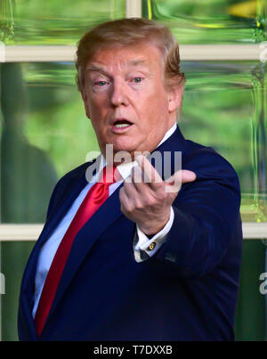 Le Président des Etats-Unis, Donald J. Trump sur la colonnade après avoir présenté la Médaille présidentielle de la liberté à Tiger Woods golfeur professionnel dans la roseraie de la Maison Blanche à Washington, DC, le 6 mai 2019. La Médaille présidentielle de la liberté est une récompense décernée par le président des États-Unis à reconnaître ceux qui ont fait "une contribution méritoire surtout à la sécurité ou aux intérêts nationaux des États-Unis, la paix mondiale, culturelle ou autre entreprise publique ou privée.' Credit : Ron Sachs/CNP /MediaPunch Banque D'Images