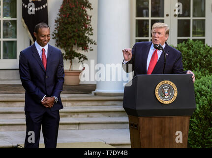 Le Président des Etats-Unis, Donald J. Trump, droit, rend les commentaires comme il présente la Médaille présidentielle de la liberté à Tiger Woods, golfeur professionnel à gauche, dans la roseraie de la Maison Blanche à Washington, DC, le 6 mai 2019. La Médaille présidentielle de la liberté est une récompense décernée par le président des États-Unis à reconnaître ceux qui ont fait "une contribution méritoire surtout à la sécurité ou aux intérêts nationaux des États-Unis, la paix mondiale, culturelle ou autre entreprise publique ou privée.' Credit : Ron Sachs/CNP /MediaPunch Banque D'Images