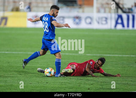 Téhéran, Iran. 6 mai, 2019. Reza Karimi (L) de Esteghlal FC rivalise avec Edmilson de Junior Al Duhail SC au cours de l'AFC Champions League groupe C match de football entre le Qatar's Al Duhail SC et l'Iran's Esteghlal FC au Stade Azadi de Téhéran, capitale de l'Iran, le 6 mai 2019. Le match s'est terminé 1-1. Credit : Ahmad Halabisaz/Xinhua/Alamy Live News Banque D'Images