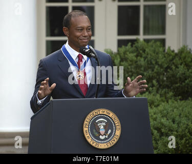 6 mai 2019 - Washington, District of Columbia, États-Unis - Tiger Woods golfeur professionnel fait de commentaires après avoir accepté la médaille présidentielle de la liberté du Président des Etats-Unis, Donald J. Trump dans la roseraie de la Maison Blanche à Washington, DC, le 6 mai 2019. La Médaille présidentielle de la liberté est une récompense décernée par le président des États-Unis à reconnaître les gens qui ont fait de ''une contribution méritoire à la sécurité ou aux intérêts nationaux des États-Unis, la paix mondiale, culturelle ou autre entreprise publique ou privée.''.Credit : Ron Sachs/CNP Banque D'Images