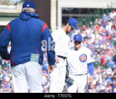 Chicago Cubs manager Joe Maddon chefs à la butte pour tirer le lanceur partant Yu Darvish dans la cinquième manche de la Ligue majeure de baseball pendant les match contre les Cardinals de Saint-Louis à Wrigley Field de Chicago, Illinois, United States, 4 mai 2019. Credit : AFLO/Alamy Live News Banque D'Images