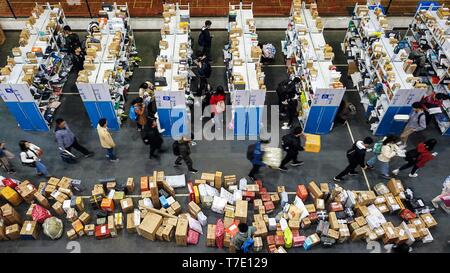 (190507) -- BEIJING, 7 mai 2019 (Xinhua) -- le personnel de la faculté et les étudiants obtiennent leur colis à un point de collecte dans un court de tennis couvert à Nanjing University of Aeronautics and Astronautics (NUAA) à Nanjing, Jiangsu Province de Chine orientale, le 13 novembre 2018. L'économie numérique de la Chine a atteint 31,3 milliards de yuans (4 600 milliards de dollars américains) en 2018, représentant 34,8 pour cent du PIB total, selon un rapport publié par l'Administration chinoise de cyberespace le lundi. Dévoilé à la 2e Sommet Chine numérique en cours dans le sud-est de la Chine est de Fuzhou, le rapport Banque D'Images