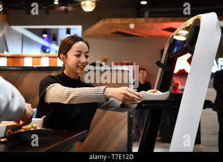 (190507) -- BEIJING, 7 mai 2019 (Xinhua) -- Un robot sert de nourriture à un restaurant chic exploités par la Chine's e-commerce giant JD.com en Chine du nord, Tianjin, le 10 novembre 2018. L'économie numérique de la Chine a atteint 31,3 milliards de yuans (4 600 milliards de dollars américains) en 2018, représentant 34,8 pour cent du PIB total, selon un rapport publié par l'Administration chinoise de cyberespace le lundi. Dévoilé à la 2e Sommet Chine numérique en cours dans le sud-est de la ville de Fuzhou, le rapport montre que le système d'innovation du pays a été constamment améliorée, comme l'encours de prêts o Banque D'Images