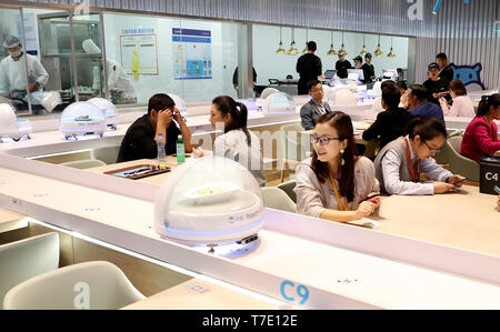 (190507) -- BEIJING, 7 mai 2019 (Xinhua) -- Un AGV (automated guided vehicle) robot sert de la nourriture à des clients dans un restaurant chic exploités par l'e-commerce chinois Alibaba géant au National Exhibition and Convention Centre, à l'est de la Chine, Shanghai, 15 octobre 2018. L'économie numérique de la Chine a atteint 31,3 milliards de yuans (4 600 milliards de dollars américains) en 2018, représentant 34,8 pour cent du PIB total, selon un rapport publié par l'Administration chinoise de cyberespace le lundi. Dévoilé à la 2e Sommet Chine numérique en cours dans le sud-est de la Chine est de Fuzhou, le rapport s Banque D'Images