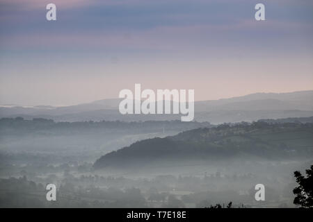 Vallée d'Aeron, Ceredigion, West Wales UK. Le mardi 07 mai 2019 UK Weather : brume matinale remplit la vallée d'Aeron, dans les régions rurales de l'ouest du pays de Galles, par un beau matin mai. Crédit photo : Keith Morris/Alamy Live News Banque D'Images