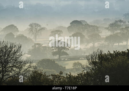 Vallée d'Aeron, Ceredigion, West Wales UK. Le mardi 07 mai 2019 UK Weather : brume matinale remplit la vallée d'Aeron, dans les régions rurales de l'ouest du pays de Galles, par un beau matin mai. Crédit photo : Keith Morris/Alamy Live News Banque D'Images