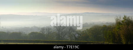 Vallée d'Aeron, Ceredigion, West Wales UK. Le mardi 07 mai 2019 UK Weather : brume matinale remplit la vallée d'Aeron, dans les régions rurales de l'ouest du pays de Galles, par un beau matin mai. Crédit photo : Keith Morris/Alamy Live News Banque D'Images