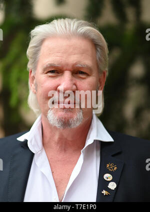 Rust, Allemagne. 06 mai, 2019. Le chanteur irlandais Johnny Logan s'en face d'un événement de bienfaisance dans l'entrée d'Europa-Park. Crédit : Patrick Seeger/dpa/Alamy Live News Banque D'Images