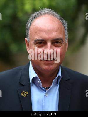 Rust, Allemagne. 06 mai, 2019. L'ancien footballeur Hansi Müller est debout devant un événement de bienfaisance dans l'entrée d'Europa-Park. Crédit : Patrick Seeger/dpa/Alamy Live News Banque D'Images