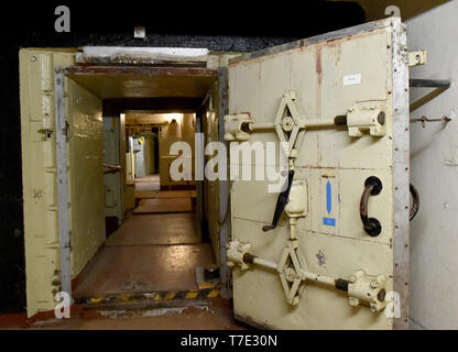 Protzel Ot Harnekop, Deutschland. 06 avr, 2019. 06.04.2019, Brandebourg, Protzel Ot Harnekop : une porte pour le bunker Harnekop est ouvert. Sur trois étages à 30 mètres sous terre, le ministre de la défense de la RDA voulait consacrer lui-même avec ses plus hauts commandants en cas de guerre. Le propriétaire actuel a reçu le site et le bunker à différents locataires qui sont en conflit sur les droits d'utilisation. Crédit : Bernd Settnik image centrale/dpa/afp | Le monde d'utilisation/dpa/Alamy Live News Banque D'Images