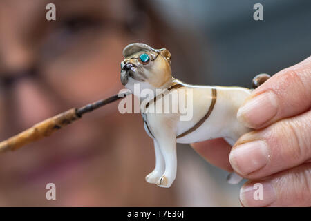 23 mars 2019, Basse-Saxe, Fürstenberg : un peintre en porcelaine porcelaine peint une figure dans le pug atelier des visiteurs de la Manufacture de Porcelaine de Fürstenberg. Photo : Swen Pförtner/dpa Banque D'Images