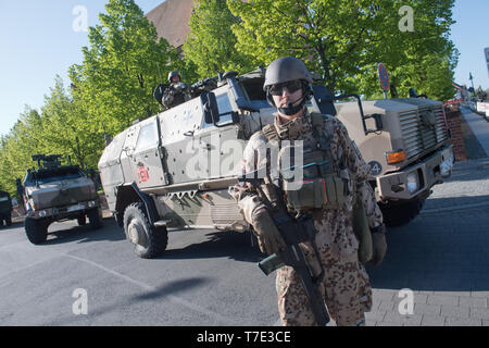 07 mai 2019, Mecklembourg-Poméranie-Occidentale, Pasewalk : En préparation de la mission des soldats de l'Panzergrenadierbrigade 41 '108' avec tous les véhicules de transport protection Dingo 2 et autres véhicules de l'Armée Fédérale Allemande pratique la sécurité des colonnes de véhicules avec voyages comme en Afghanistan. Un exercice militaire de trois jours a commencé dans la région de Pasewalk dans le Vorpommern-Greifswald district, au cours de laquelle les véhicules blindés sont également utilisés pour la formation sur la voie publique. Ceci s'inscrit dans le cadre de convois et des patrouilles qui peuvent mieux se protéger l'un contre l'autre Banque D'Images