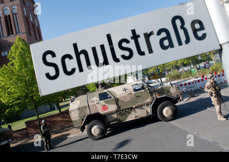 07 mai 2019, Mecklembourg-Poméranie-Occidentale, Pasewalk : En préparation de la mission des soldats de l'Panzergrenadierbrigade 41 '108' avec tous les véhicules de transport protection Dingo 2 et autres véhicules de l'Armée Fédérale Allemande pratique la sécurité des colonnes de véhicules avec voyages comme en Afghanistan. Un exercice militaire de trois jours a commencé dans la région de Pasewalk dans le Vorpommern-Greifswald district, au cours de laquelle les véhicules blindés sont également utilisés pour la formation sur la voie publique. Ceci s'inscrit dans le cadre de convois et des patrouilles qui peuvent mieux se protéger l'un contre l'autre Banque D'Images