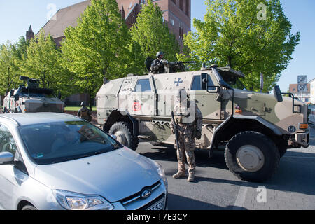 07 mai 2019, Mecklembourg-Poméranie-Occidentale, Pasewalk : En préparation de la mission des soldats de l'Panzergrenadierbrigade 41 '108' avec tous les véhicules de transport protection Dingo 2 et autres véhicules de l'Armée Fédérale Allemande pratique la sécurité des colonnes de véhicules avec voyages comme en Afghanistan. Un exercice militaire de trois jours a commencé dans la région de Pasewalk dans le Vorpommern-Greifswald district, au cours de laquelle les véhicules blindés sont également utilisés pour la formation sur la voie publique. Ceci s'inscrit dans le cadre de convois et des patrouilles qui peuvent mieux se protéger l'un contre l'autre Banque D'Images