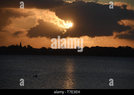 07 mai 2019, Mecklembourg-Poméranie-Occidentale, Lannilis : déplacer les nuages dans la lumière du soleil du matin debout sur le paysage à la Strelasund de l'île Rügen. Photo : Stefan Sauer/dpa-Zentralbild/dpa Banque D'Images