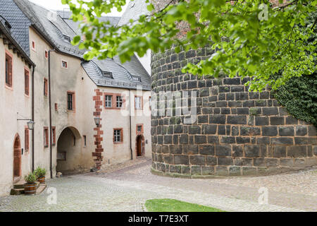 07 mai 2019, Saxe, Leisnig : l'avant-château du Château Mildenstein. Après plus de 200 ans le château fontaine peut maintenant être visité à nouveau. Après plus de 200 ans le château fontaine peut maintenant être visité à nouveau. Cité fortifiée au début du 19e siècle, le puits a été ouvert il y a quelques années, et est maintenant complètement excavé et restauré. Le fond du puits est de 66 mètres, ce qui est d'environ 11 mètres sous l'auge. Photo : Jan Woitas/dpa-Zentralbild/dpa Banque D'Images