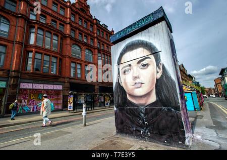 Manchester, UK. 7e mai 2019. Un nouveau morceau de l'art de rue est apparu dans Stevenson Square dans le quartier Nord de Manchester, Royaume-Uni. L'œuvre d'art représente le jeu des trônes Arya Stark, personnage joué par l'actrice Maisie Williams, et a été créé par l'artiste Akse, l'artiste de rue d'origine française qui vit et travaille à Manchester depuis 1997. Cela fait partie du projet d'art public de plein air Outhouse MCR, qui supervise le street art-partie riche du centre-ville. Crédit : Paul Heyes/Alamy Live News Banque D'Images