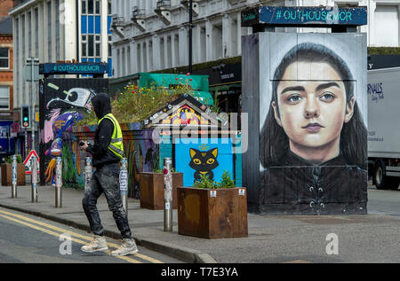 Manchester, UK. 7e mai 2019. Un nouveau morceau de l'art de rue est apparu dans Stevenson Square dans le quartier Nord de Manchester, Royaume-Uni. L'œuvre d'art représente le jeu des trônes Arya Stark, personnage joué par l'actrice Maisie Williams, et a été créé par l'artiste Akse, l'artiste de rue d'origine française qui vit et travaille à Manchester depuis 1997. Cela fait partie du projet d'art public de plein air Outhouse MCR, qui supervise le street art-partie riche du centre-ville. Crédit : Paul Heyes/Alamy Live News Banque D'Images