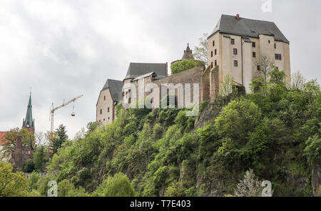 07 mai 2019, Saxe, Leisnig : le château trône au-dessus de l'Mildenstein Mulde. Après plus de 200 ans le château fontaine peut maintenant être visité à nouveau. Cité fortifiée au début du 19e siècle, le puits a été ouvert il y a quelques années, et est maintenant complètement excavé et restauré. Le fond du puits est de 66 mètres, ce qui est d'environ 11 mètres sous l'auge. Photo : Jan Woitas/dpa-Zentralbild/dpa Banque D'Images