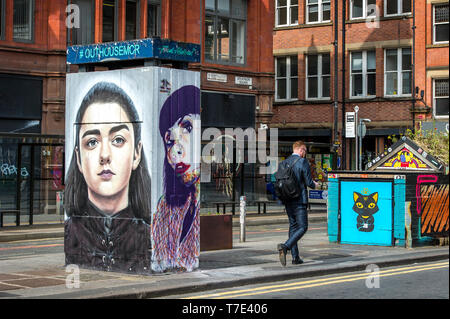 Manchester, UK. 7e mai 2019. Un nouveau morceau de l'art de rue est apparu dans Stevenson Square dans le quartier Nord de Manchester, Royaume-Uni. L'œuvre d'art représente le jeu des trônes Arya Stark, personnage joué par l'actrice Maisie Williams, et a été créé par l'artiste Akse, l'artiste de rue d'origine française qui vit et travaille à Manchester depuis 1997. Cela fait partie du projet d'art public de plein air Outhouse MCR, qui supervise le street art-partie riche du centre-ville. Crédit : Paul Heyes/Alamy Live News Banque D'Images