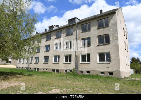 07 mai 2019, Mecklembourg-Poméranie-Occidentale, Groß St Geniès : vue sur une maison vide à partir de l'époque de la RDA dans le village de St Geniès. La création de logements abordables est l'une des tâches les plus importantes dans le Mecklembourg-Poméranie-Occidentale, également ministre-président Schwesig (SPD) avait souligné au début de la retraite. En réaction à l'augmentation de la pénurie de logements dans les villes universitaires de Rostock et Greifswald ainsi que dans de nombreuses stations balnéaires sur la côte de la mer Baltique, le gouvernement est à la recherche de solutions. Photo : Stefan Sauer/dpa-Zentralbild/dpa Banque D'Images