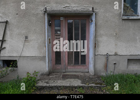 07 mai 2019, Mecklembourg-Poméranie-Occidentale, Groß St Geniès : vue sur une maison vide à partir de l'époque de la RDA dans le village de St Geniès. La création de logements abordables est l'une des tâches les plus importantes dans le Mecklembourg-Poméranie-Occidentale, également ministre-président Schwesig (SPD) avait souligné au début de la retraite. En réaction à l'augmentation de la pénurie de logements dans les villes universitaires de Rostock et Greifswald ainsi que dans de nombreuses stations balnéaires sur la côte de la mer Baltique, le gouvernement est à la recherche de solutions. Photo : Stefan Sauer/dpa-Zentralbild/dpa Banque D'Images