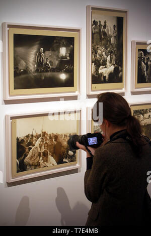 Musée diocésain, PRÉSENTATION DE LA PREMIÈRE : 'Magnum' Exposition de photos, LA PREMIÈRE EXPOSITION DE L'AGENCE HISTORIQUE DE L'agence Magnum. L'EXAMEN SERA L'ENSEMBLE DE LA PREMIÈRE EXPOSITION DU GROUPE D'AUTEURS APPARTENANT À L'agence entre 1955 et 1956. L'ENSEMBLE DES TRAVAUX ONT ÉTÉ FINDED DE NOUVEAU DANS LEUR CAS DANS UNE CAVE À INNSBRUCK CINQ ANS APRÈS, EN 2006 (Alberto Cattaneo/Fotogramma, MILAN - 2019-05-07) p.s. la foto e' utilizzabile nel rispetto del contesto dans cui e' stata scattata, e senza intento del diffamatorio decoro delle persone rappresentate Banque D'Images