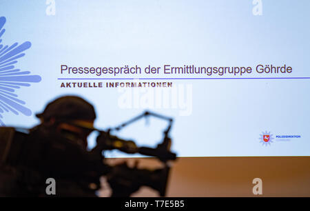 07 mai 2019, Basse-Saxe, Lüneburg : un caméraman films à la conférence de presse de la police de l'état de l'enquête sur la soi-disant Göhrdemörder. Un ancien cimetière jardinier est dit d'avoir assassiné au moins cinq personnes. Connexions possibles de nouveaux actes font l'objet d'une enquête, les enquêtes se rejoignent à Lüneburg. Photo : Philipp Schulze/dpa Banque D'Images