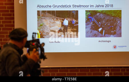 07 mai 2019, Basse-Saxe, Lüneburg : un caméraman films photos qui sont affichées lors d'une conférence de presse de la police au sujet de l'état de l'enquête de la soi-disant Göhrdemörder. Un ancien cimetière jardinier est dit d'avoir assassiné au moins cinq personnes. Connexions possibles de nouveaux actes font l'objet d'une enquête, les enquêtes se rejoignent à Lüneburg. Photo : Philipp Schulze/dpa Banque D'Images