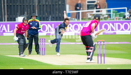 Brighton, UK. 7 mai 2019 - Lukas Carey bowling de Glamorgan au cours de la Royal London Simatai Cup match entre la promenade Sussex et les requins à la 1ère Glamorgan County Central rez à Hove. Crédit photo : Simon Dack / Alamy Live News Banque D'Images