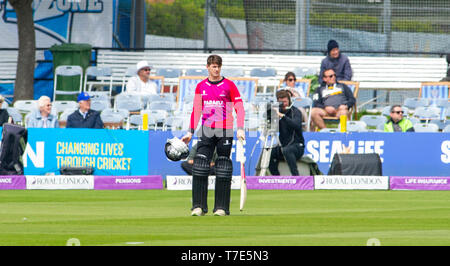 Brighton, UK. 7 mai 2019 - Sussex Sharks batter George Garton attend d'entendre la troisième décision des juges-arbitres de son licenciement au cours de la Royal London Simatai Cup match entre la promenade Sussex et les requins à la 1ère Glamorgan County Central rez à Hove. Crédit photo : Simon Dack / Alamy Live News Banque D'Images