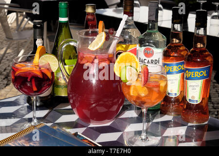 Sélection de diverses boissons alcoolisées alcool rhum Bacardi en flacons, jug et verres avec tranches de citron assis sur table dans un bar de Lisbonne KATHY DEWITT Banque D'Images