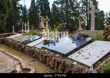 Plusieurs tombes avec des croix et des pierres tombales du cimetière de Montjuic en image, Barcelone, Catalogne, Espagne Banque D'Images