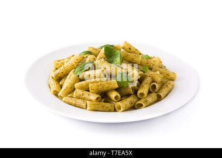 Pâtes penne avec sauce pesto au basilic sur une assiette, isolé sur fond blanc. Banque D'Images