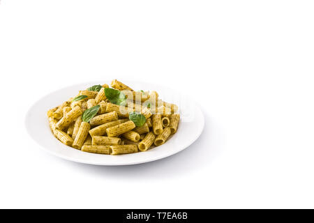 Pâtes penne avec sauce pesto au basilic sur une assiette, isolé sur fond blanc. Banque D'Images