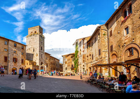 Place du marché de San Gimignano en Italie Banque D'Images